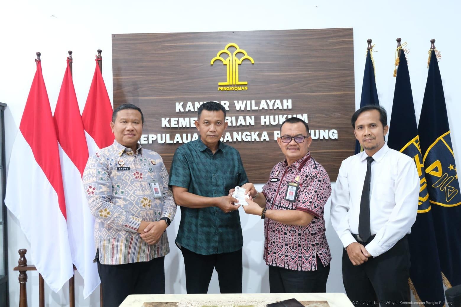 Kanwil Kemenkum Babel serahkan 25 Lembar Stiker Legalisasi kepada Masyarakat