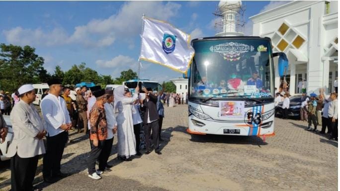 Pemkab Basel Lepas 100 Calhaj Basel, Wabup Debby: Semoga Menjadi Haji yang Mabrur 