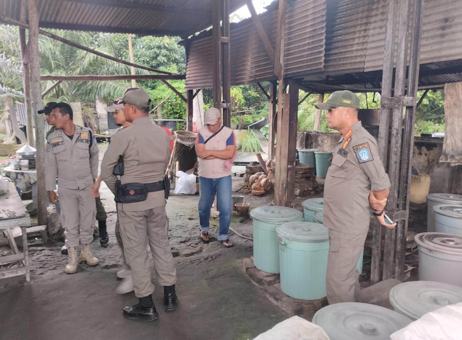Pol PP Bangka Gerebek Pabrik Arak di Sigambir Pemali