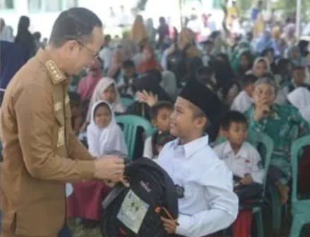 Bupati Algafry Bagikan 1.200 Seragam Sekolah