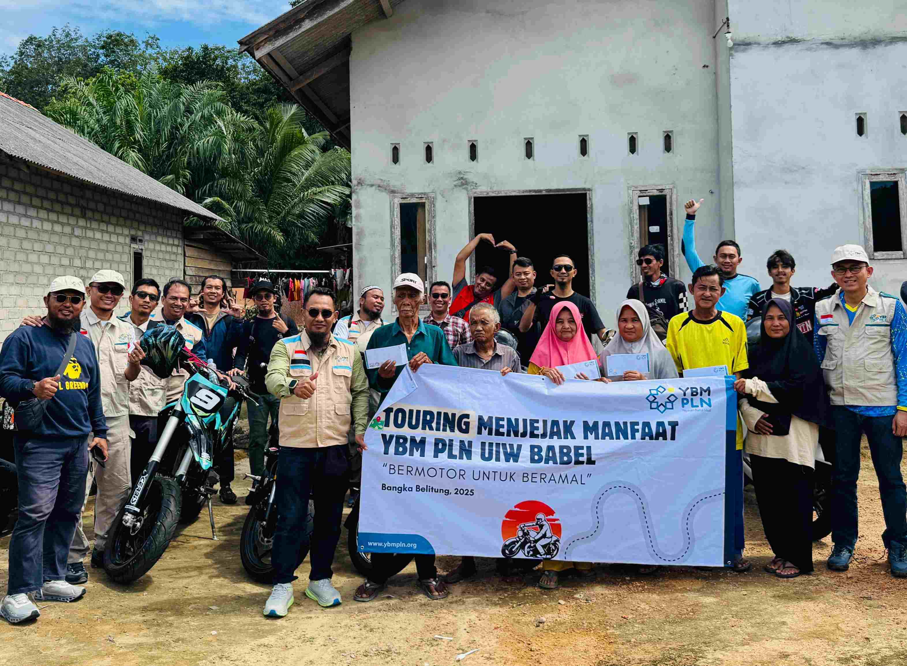 Touring Menjejak Manfaat: YBM PLN Babel Salurkan Bantuan Hingga Pelosok Desa