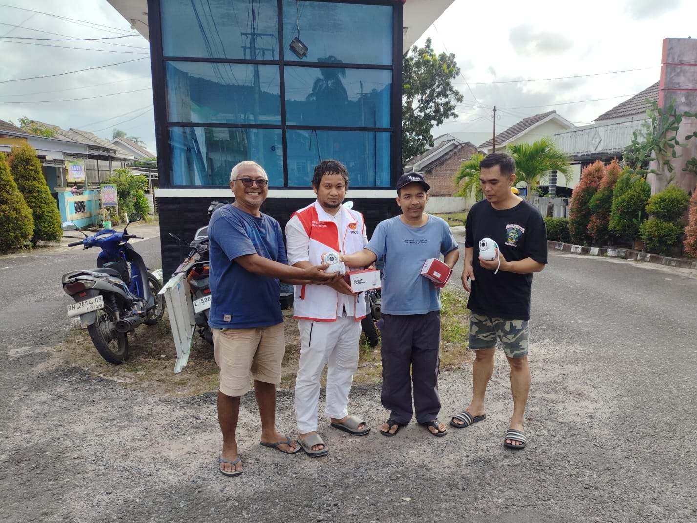 Wujudkan Lingkungan Aman, Anggota DPRD Bangka Yus Rizal Bantu Pasang CCTV di Pemukiman Warga