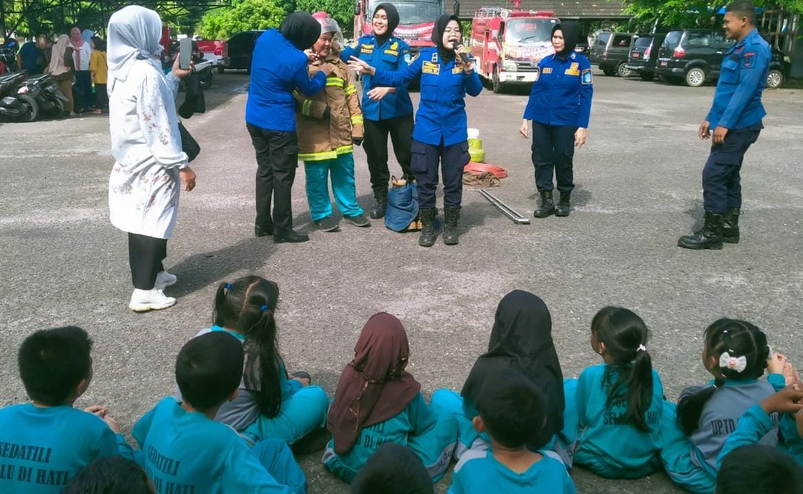 SDN 3 Pemali Gelar Outing Class ke Damkar Bangka, Siswa Antusias Belajar Pencegahan Kebakaran