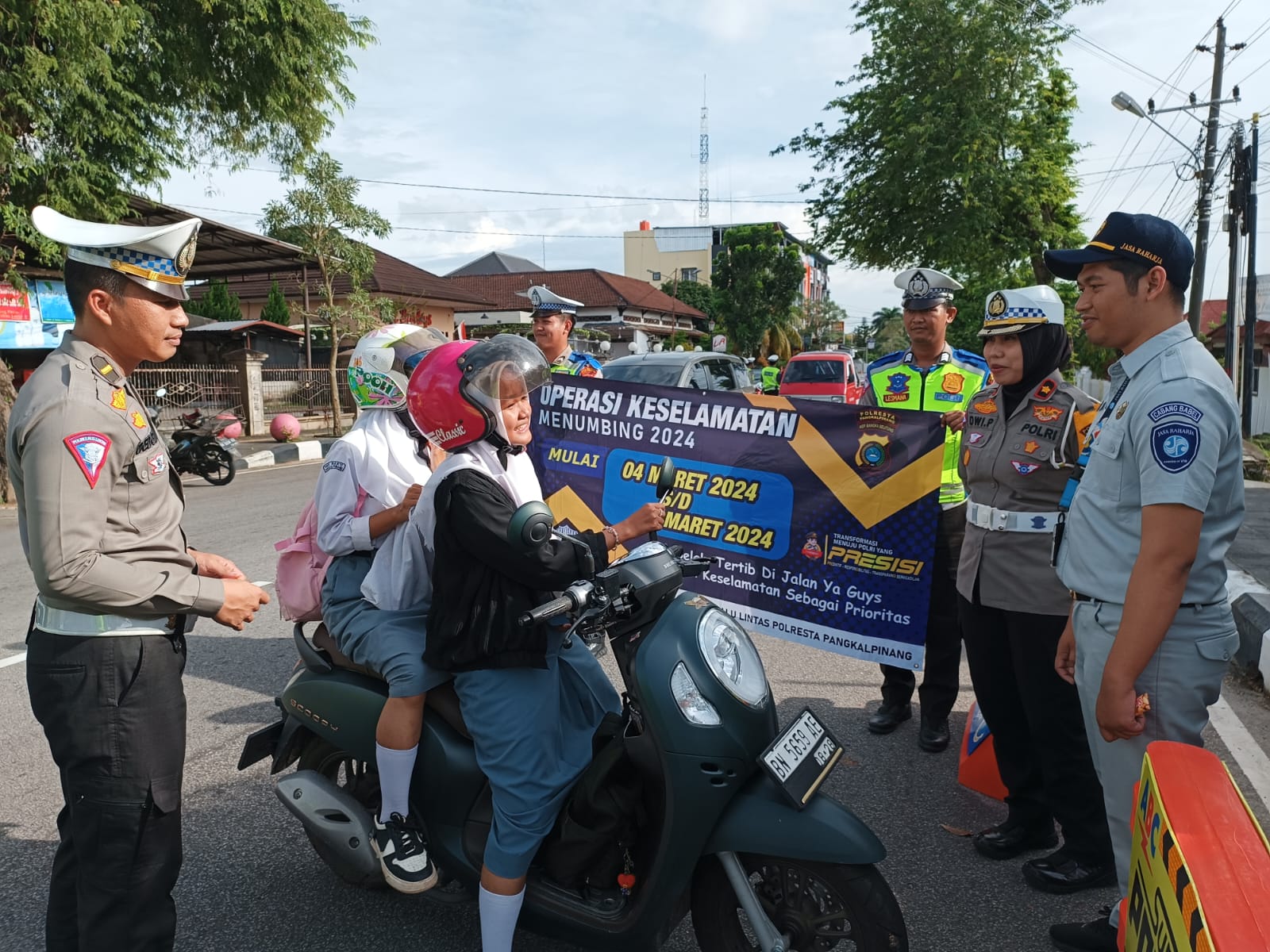 Satlantas Polresta Pangkalpinang Jaring 65 Pelanggar Lalu Lintas, Bagikan Cokelat dan Helm Gratis