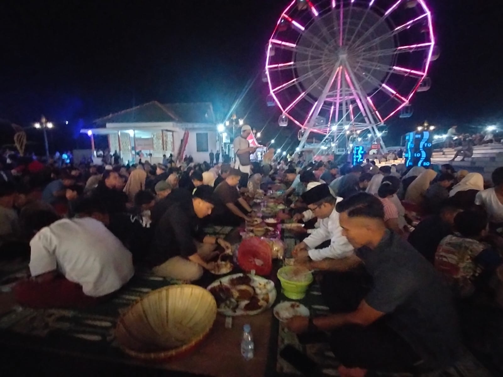 Nganggung Berkah Peringatan Satu Muharam 1447 Hijriah, Ratusan Dulang Tersusun di Alun Alun Toboali 