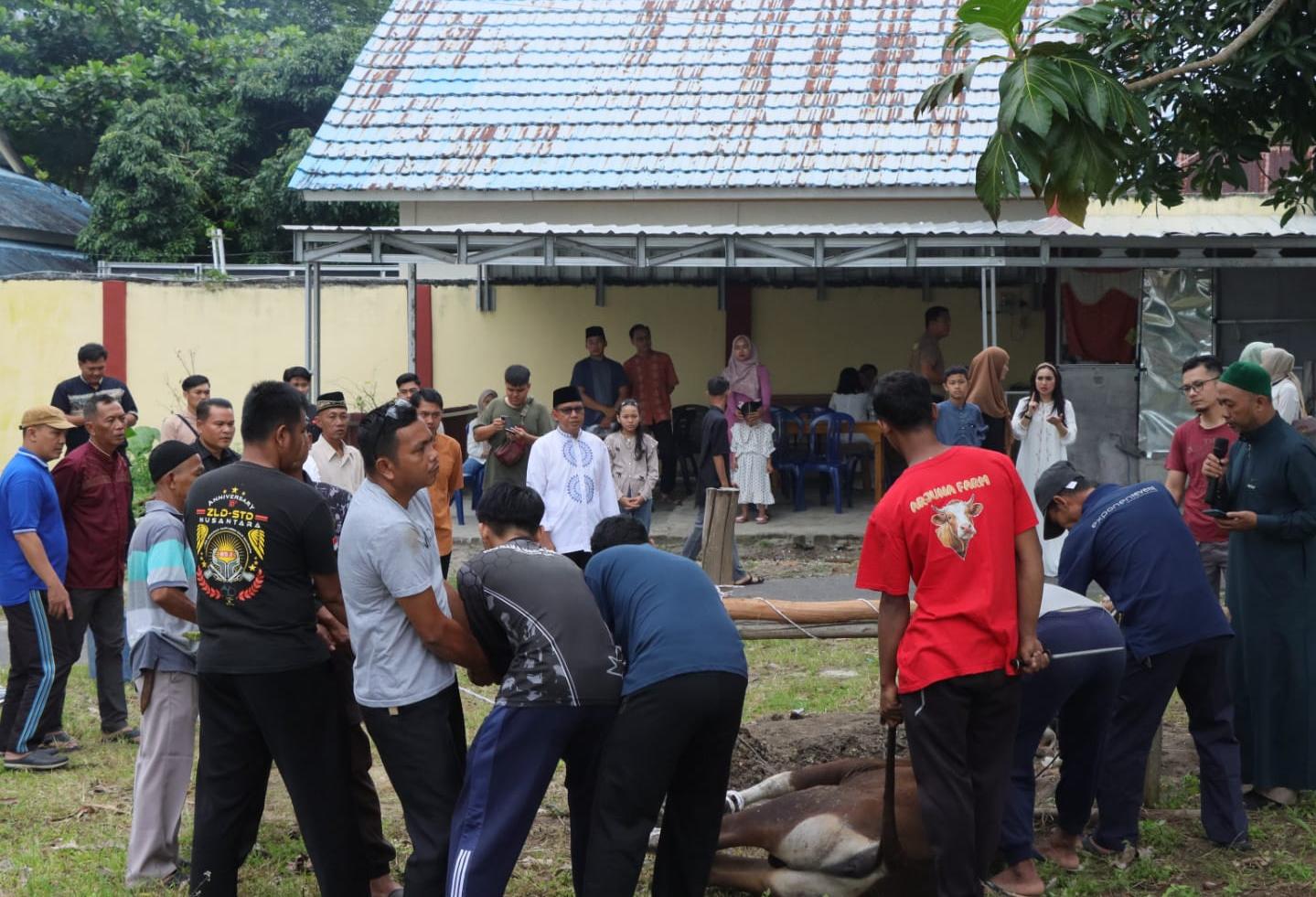 Polresta Pangkalpinang Sembelih 11 Hewan Kurban, Daging Dibagikan ke Warga dan Purnawirawan
