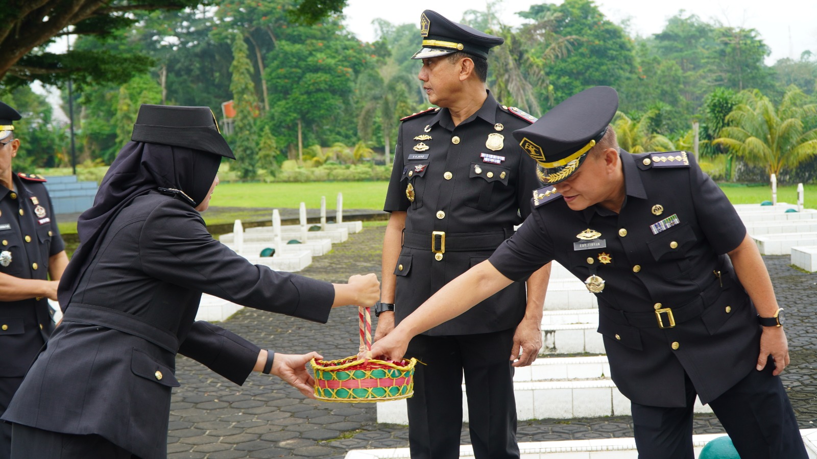 Hari Bhakti Imigrasi ke-75, Imigrasi Pangkalpinang Gelar Upacara Tabur Bunga di TMP Pawitralaya