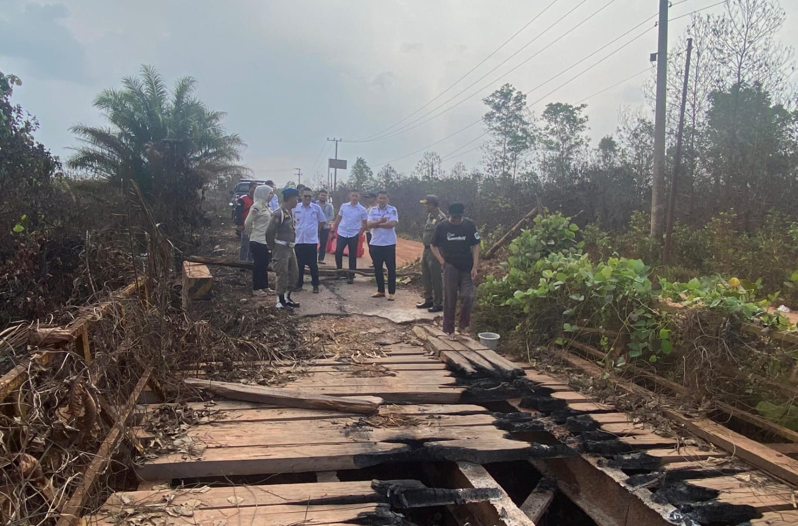Jembatan Kayu Desa Mapur Diduga Sengaja Dibakar OTK, Pemkab Lapor ke Polisi