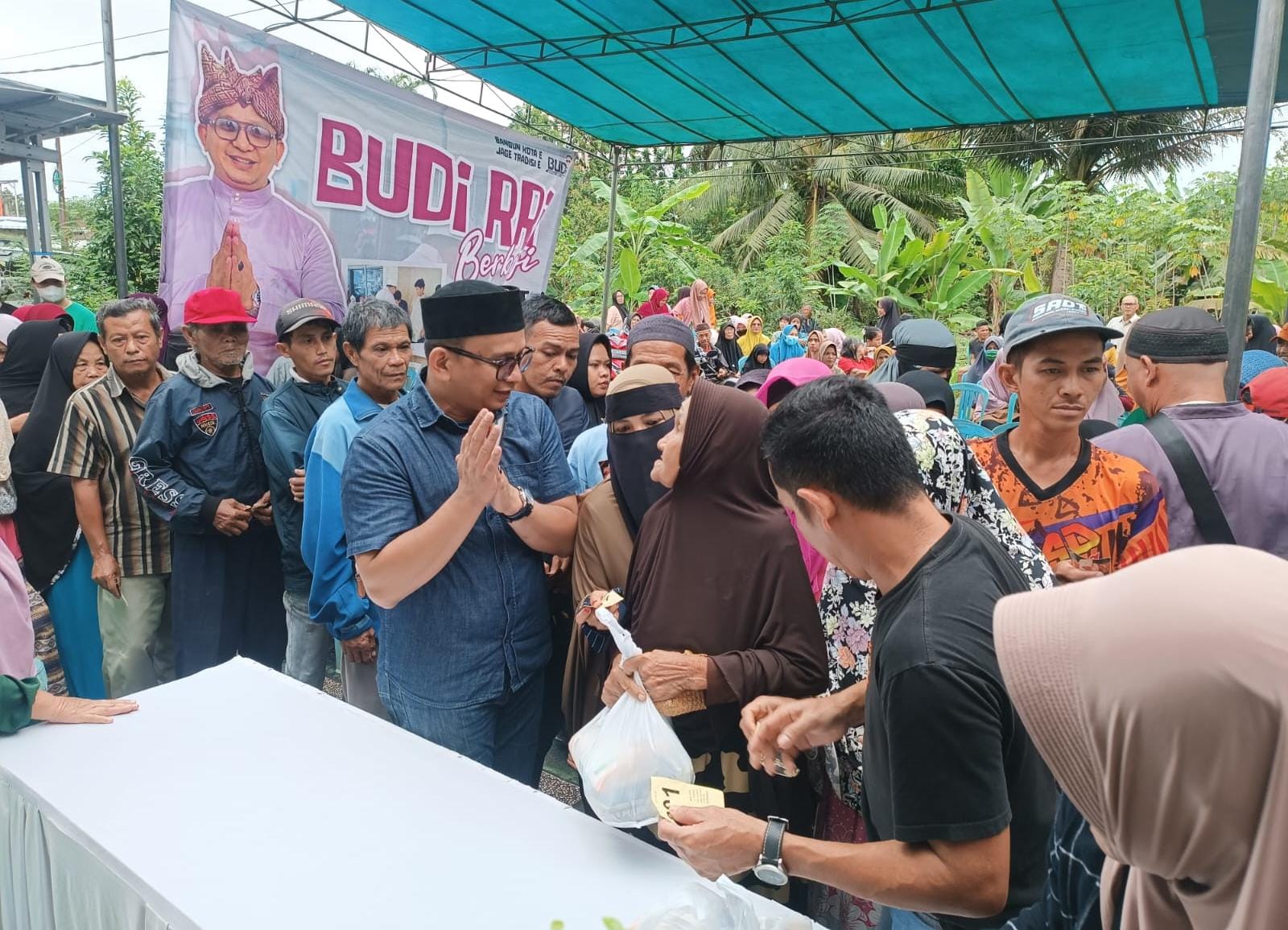 Budi RRI Berbagi 450 Paket Sembako di Gerunggang, Warga Doakan Jadi Wali Kota