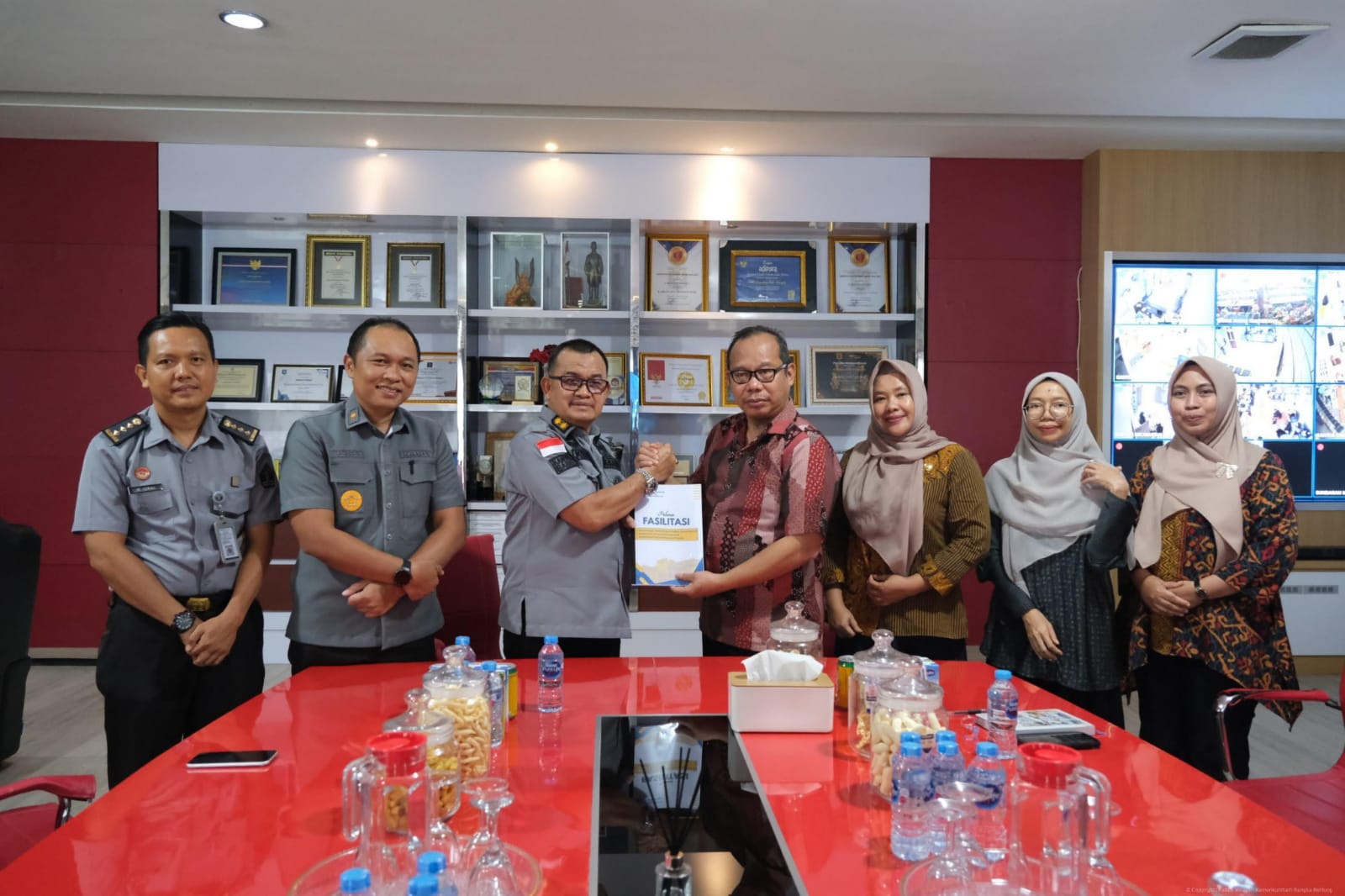 Kakanwil Johan Manurung Serahkan Pedoman Fasilitasi Pembentukan Produk Hukum Daerah ke PJ Sekda Bangka