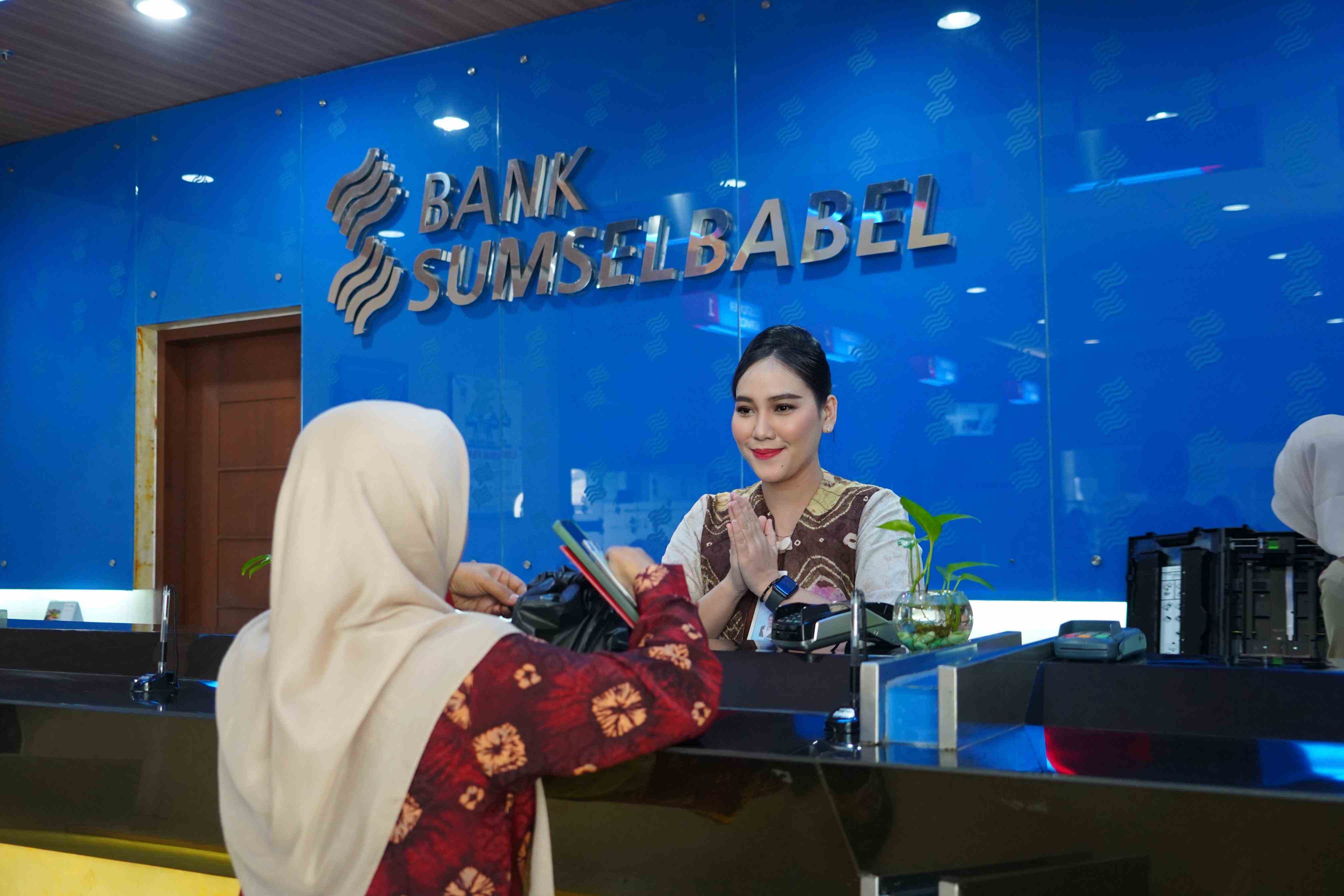 Selain KUR, Bank Sumsel Babel Dukung Pelestarian Kearifan Lokal dengan Pakaian Jumputan dan Kain Cual