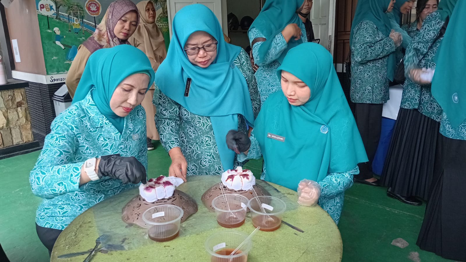 Ketua Tim Penggerak PKK Pangkalpinang, Asyik Ikut Buat Batik Shibori