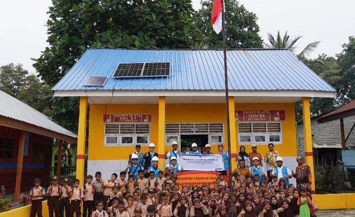 Listrik SuperSUN Hadir di Pulau Satangnga, Hidupkan Denyut Kehidupan Warga