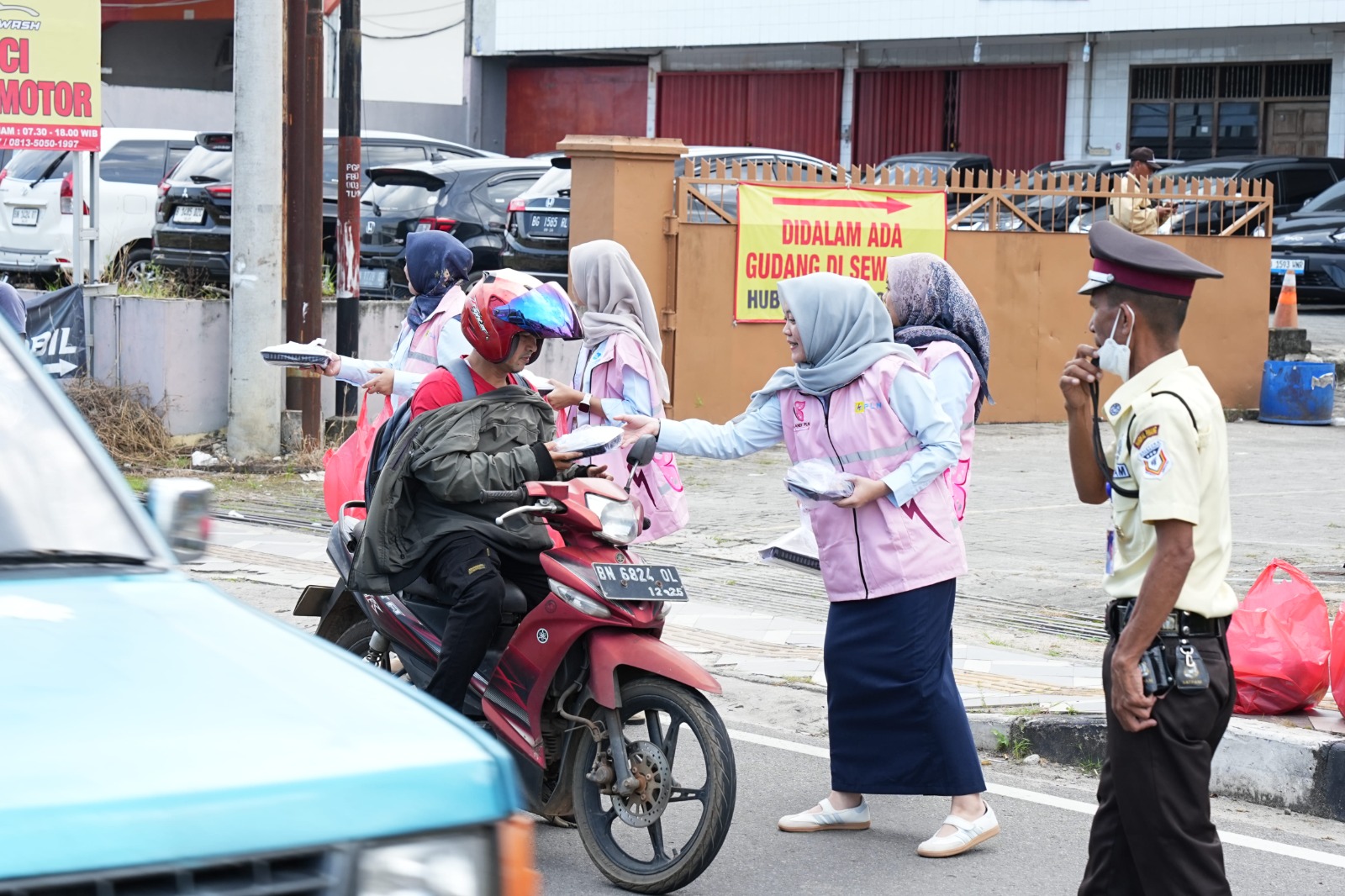 Srikandi PLN Babel Berbagi Takjil dan Kurma di Bulan Ramadan
