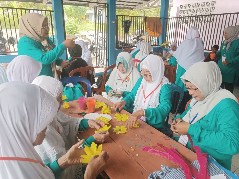 Peduli Lansia, PT Timah Serahkan Bantuan Seragam  Untuk Sekolah Lansia Berdaya Belo Laut   