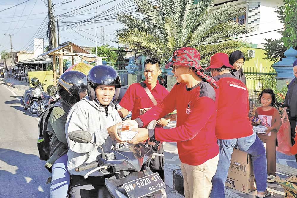 Berbagi Takjil Buka Puasa, Bakti Sosial PDIP Pangkalpinang dan Rudi Center kepada Masyarakat