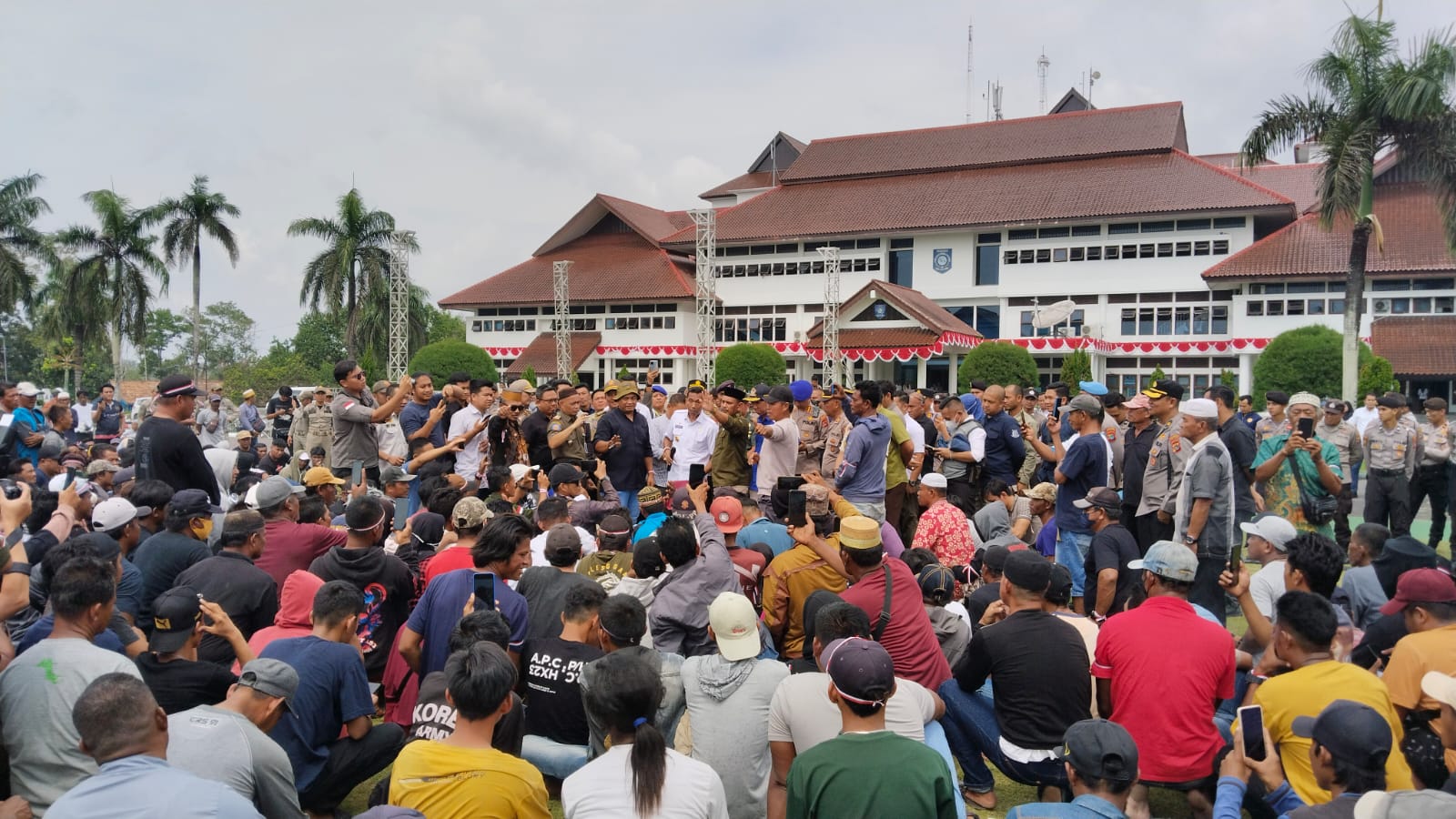 Ratusan Nelayan Sungailiat Gelar Aksi di Kantor Gubernur Babel, Sampaikan Aspirasi Ini