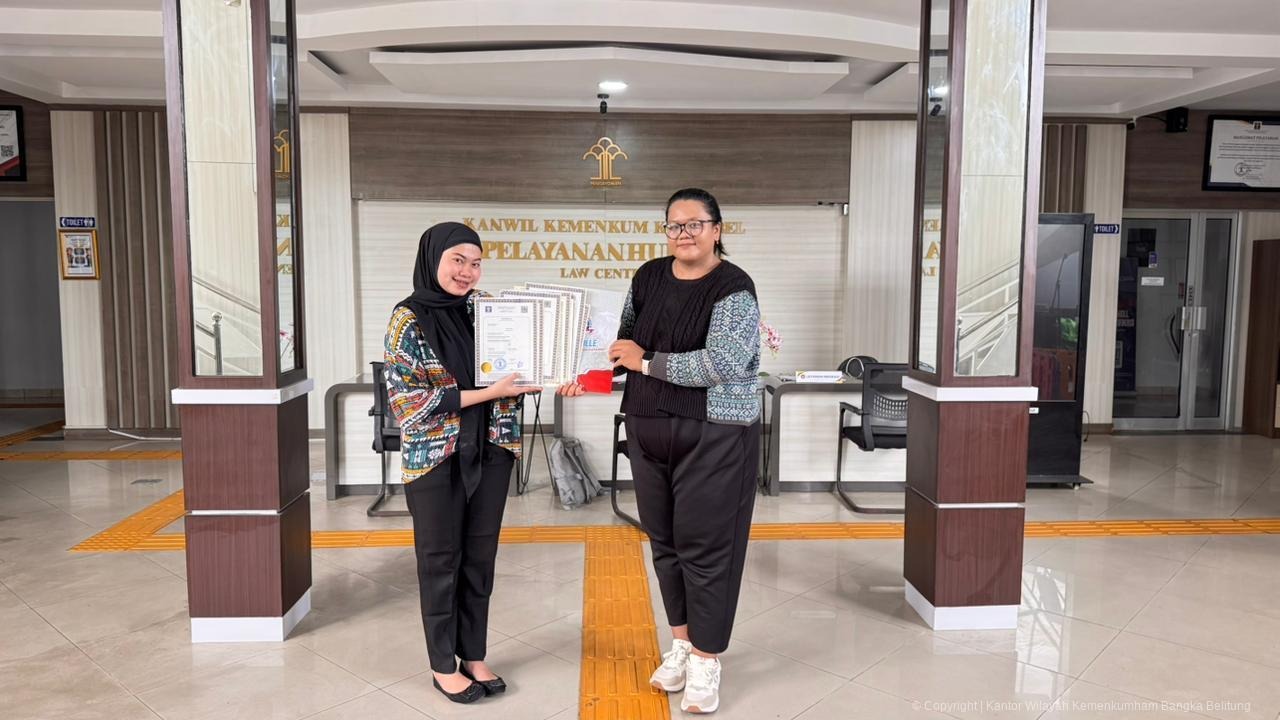 Kanwil Kemenkum Babel Serahkan 9 Sertifikat Apostille untuk Keperluan Studi di Romania