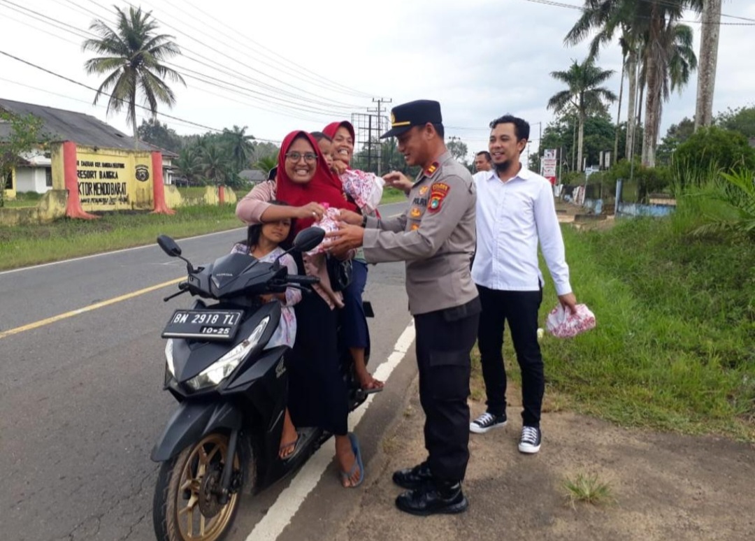 Ramadan Peduli, Polsek Mendo Barat dan Polsek Merawang Bagi Takjil