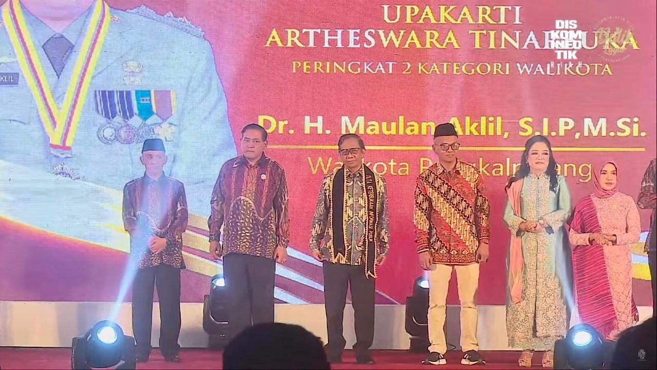 Diserahkan Menkopolhukam Mahfud MD, Wako Molen Terima Penghargaan Upakarti Artheswara Tinarbuka