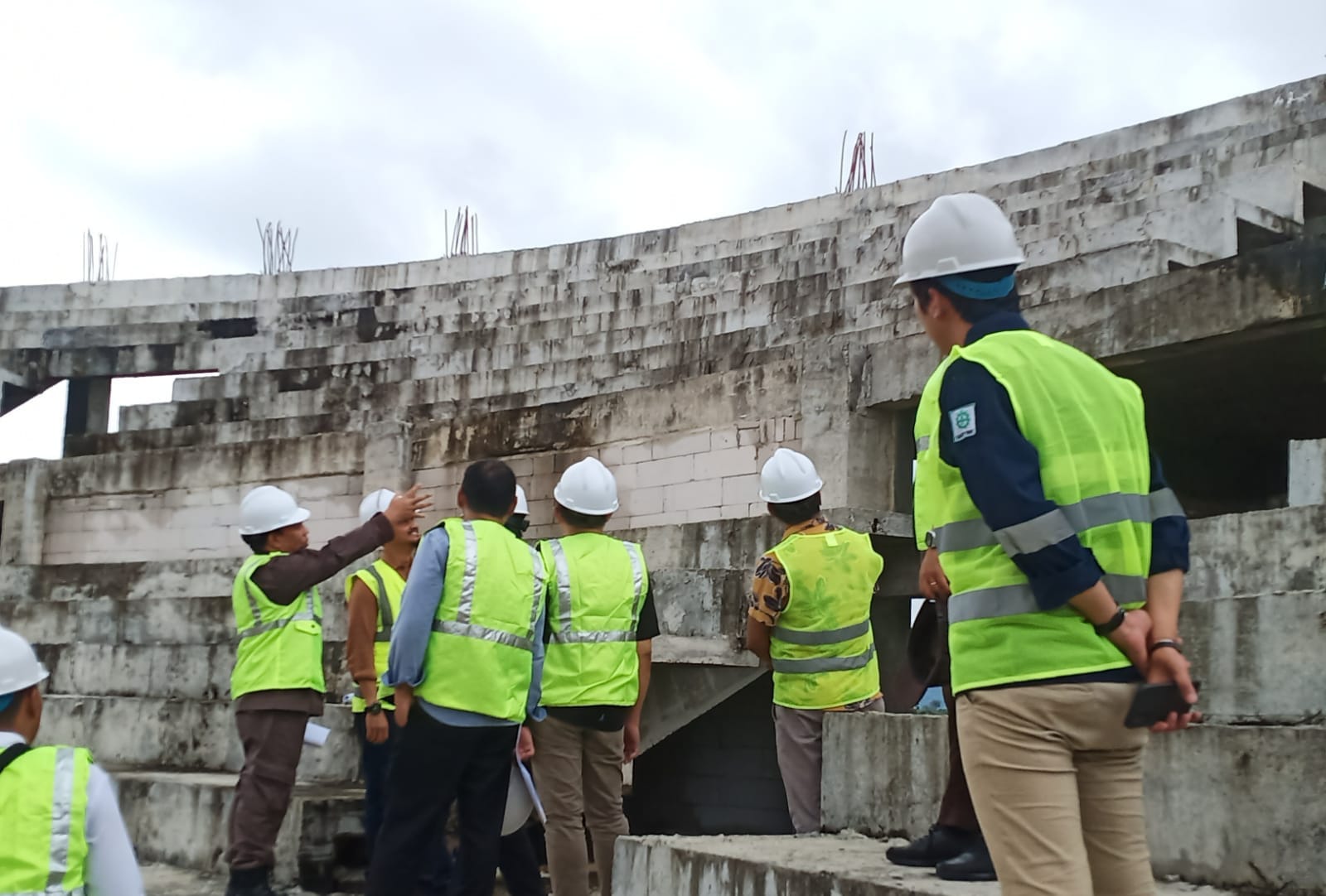 Memastikan Pekerjaan Sesuai RAB, Kejari Babar Monitoring Progres Lanjutan Sport Hall dan Stadion