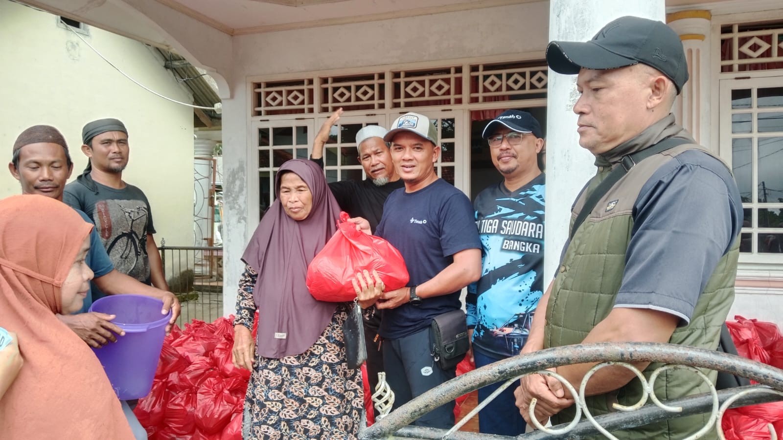 PT TIMAH Tbk Bersama Mitra Salurkan Bantuan Sembako hingga Dukung Ekonomi Dusun Tanjung Rata