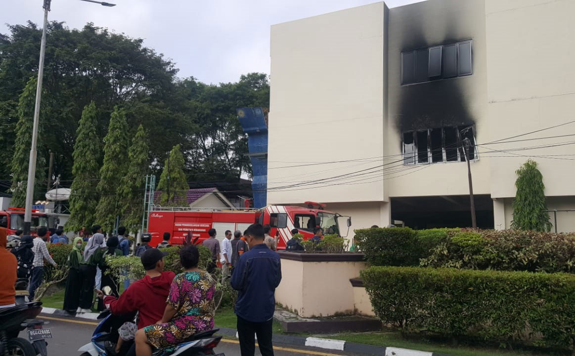 BREAKING NEWS: Gedung Politeknik Sriwijaya Palembang Terbakar