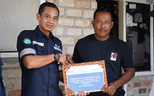 PT Timah Tbk Serahkan Bantuan untuk Nelayan Sungailiat yang Alami Kecelakaan Laut 