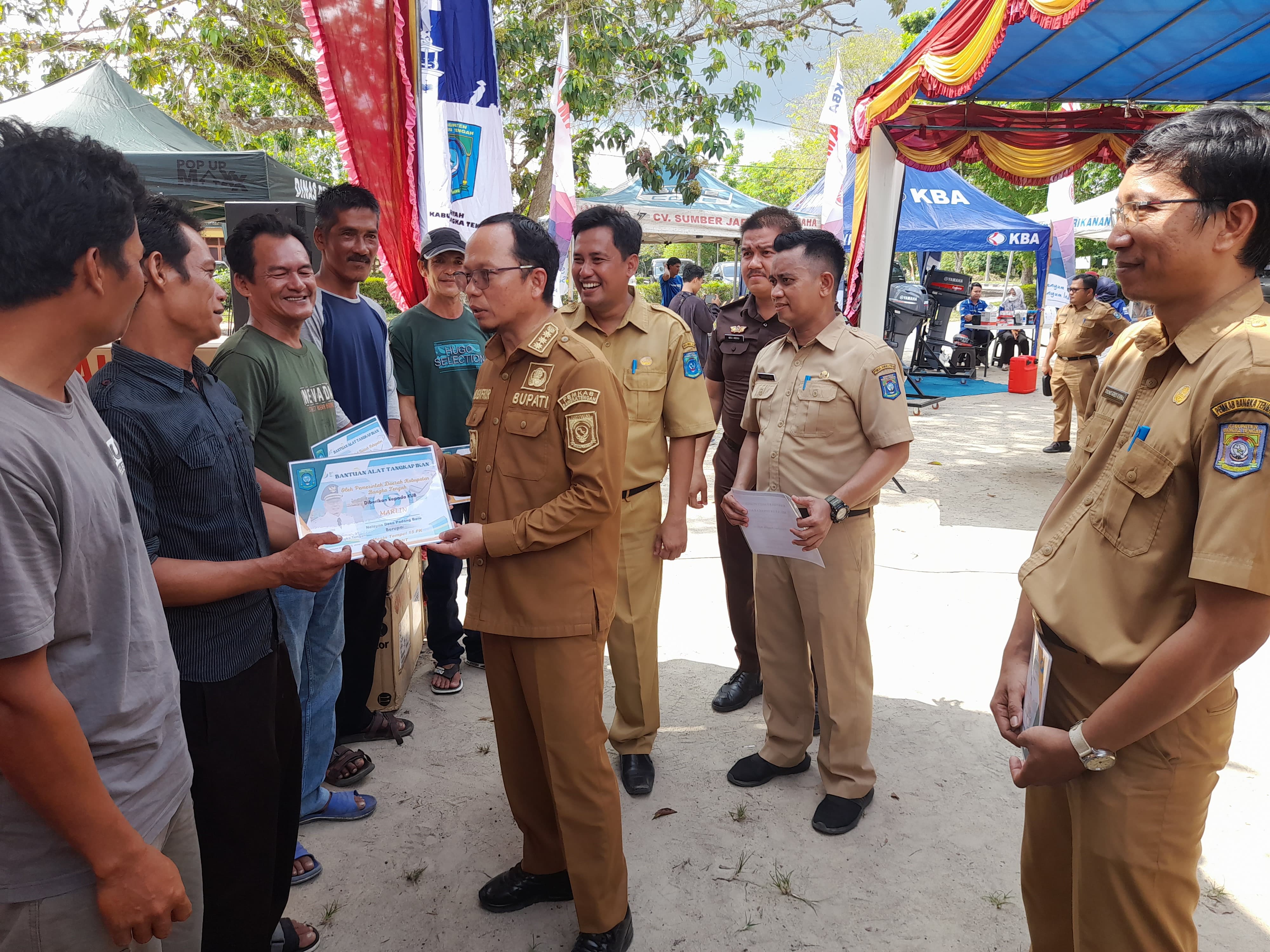 11 Kelompok Nelayan di Bangka Tengah Terima Mesin Tempel 15 PK dan Ratusan Paket Bekal