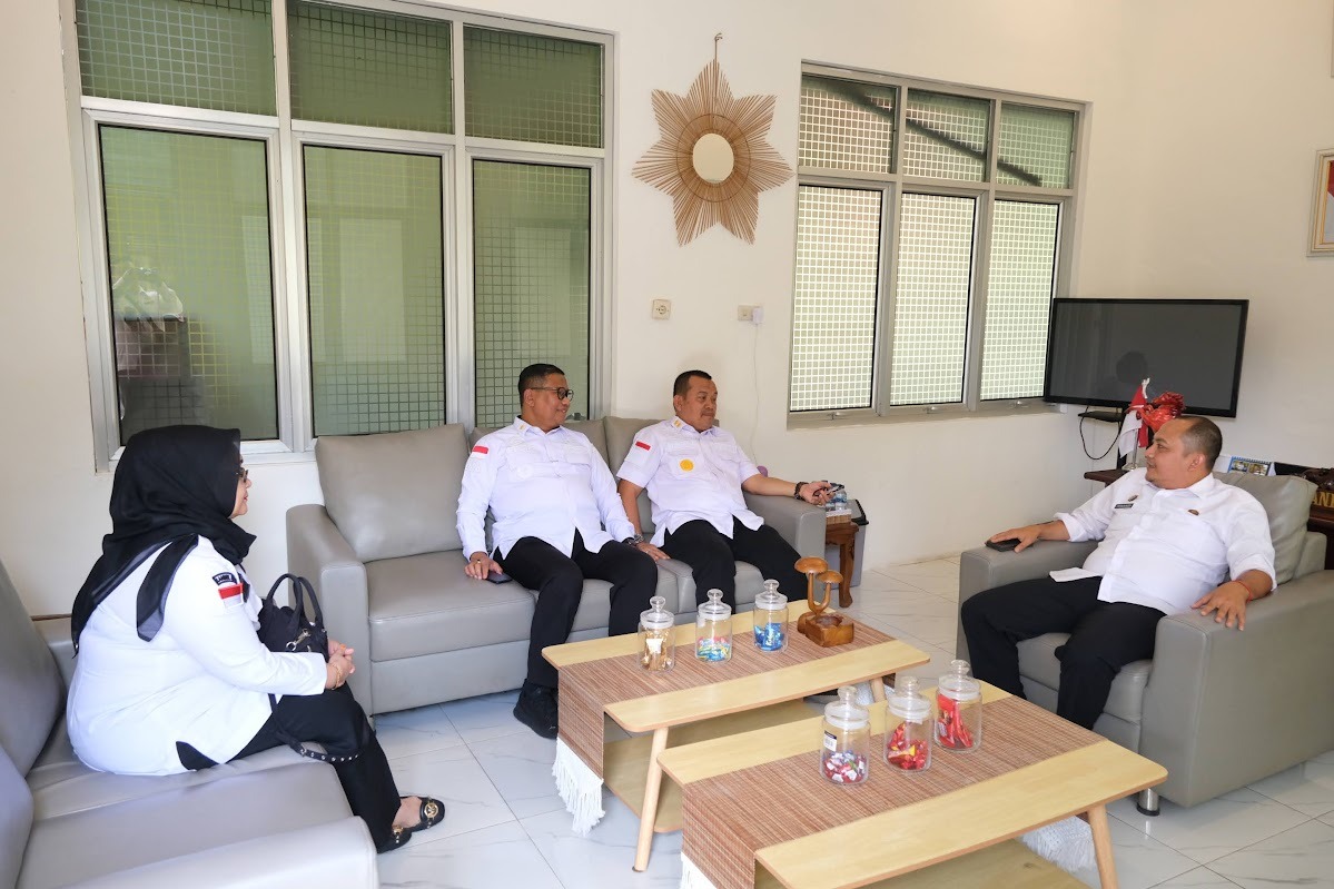 Kakanwil Kemenkum Babel Kunjungi Dinas PerindagkopUKM Bangka Tengah untuk Pendataan Produk Kerajinan