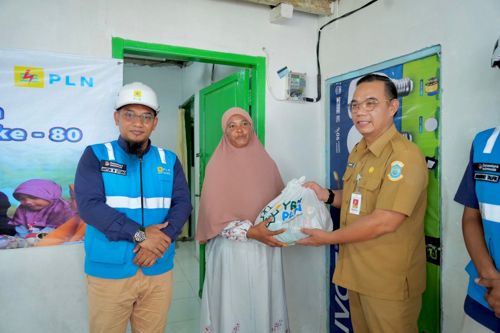 PLN Babel Nyalakan Harapan Lewat Program “Light Up The Dream” di Momen HLN ke-80