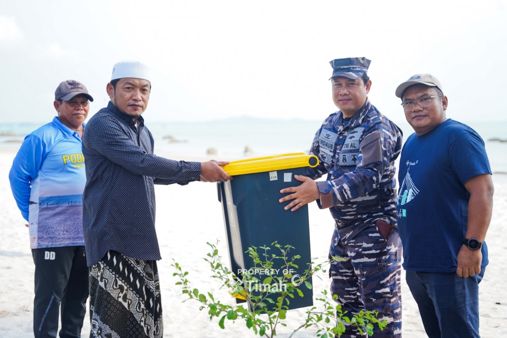 PT Timah Serahkan Bantuan Alat Kebersihan Untuk Pokdarwis Lingkungan Rambak