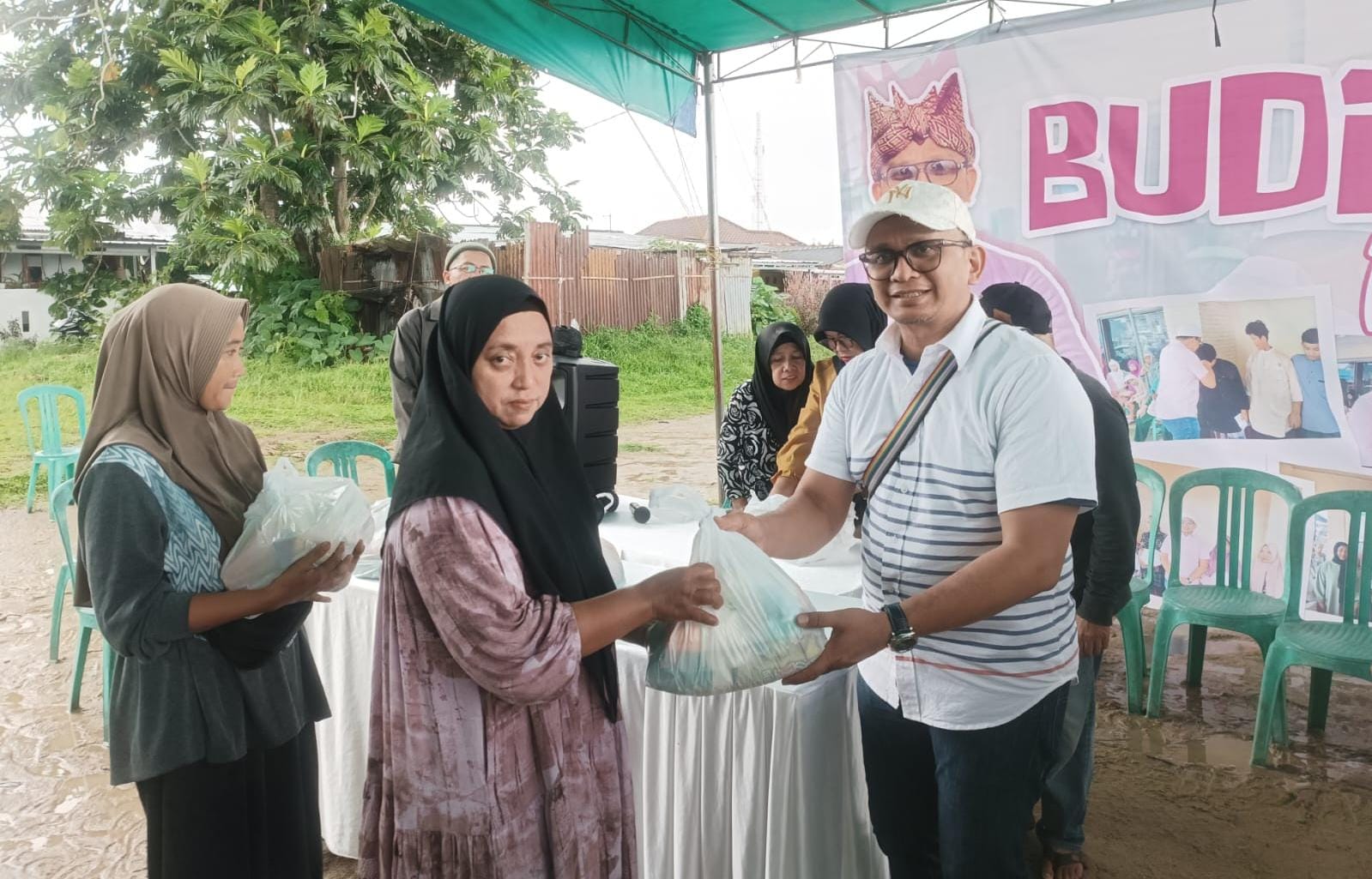 Budi RRI Terus Berbagi, Giliran Warga Rangkui Diberikan Paket Sembako