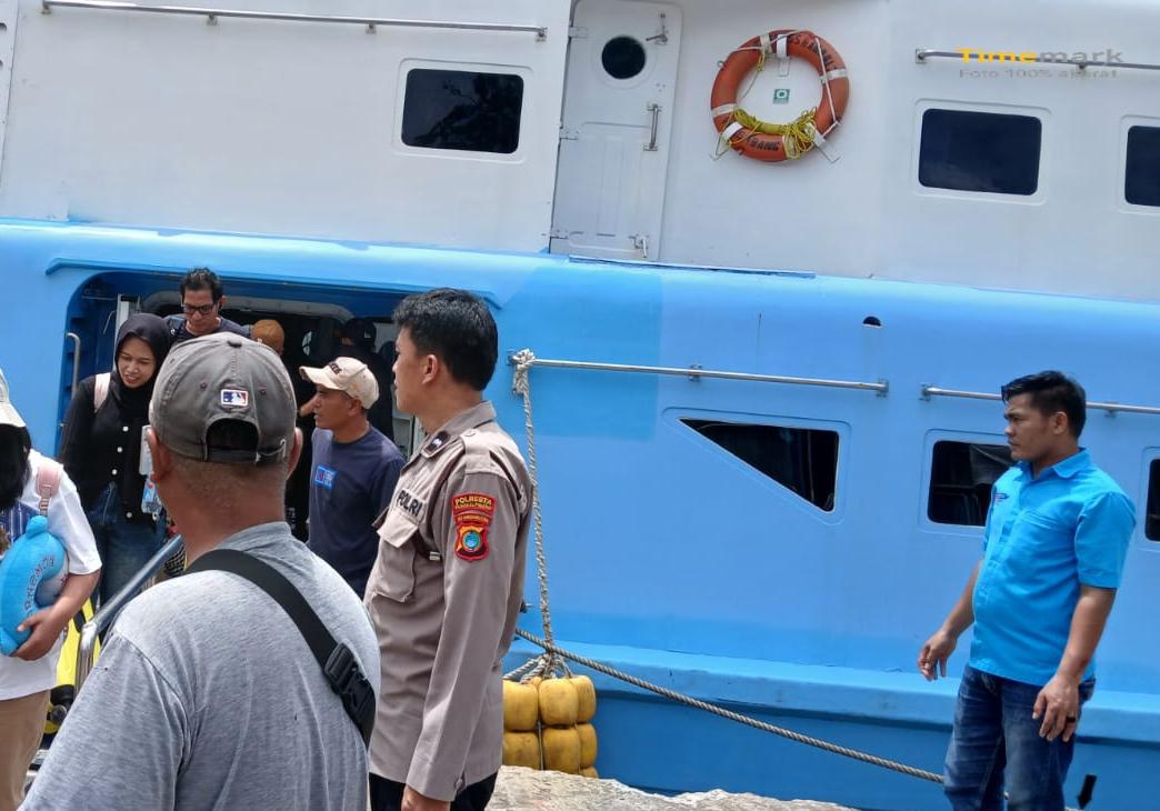 Polsekwas Pangkalbalam Pantau Kedatangan dan Keberangkatan Kapal Express Bahari 