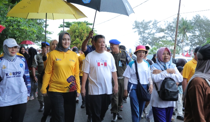 Gubernur Hidayat Arsani Meriahkan Pasir Padi Beach Festival 2025, Jalan Pagi Bersama Masyarakat diTengah Hujan