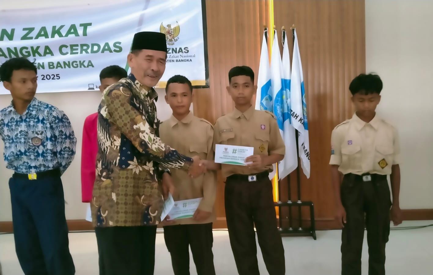 Baznas Bangka Salurkan Zakat untuk 300 Pelajar