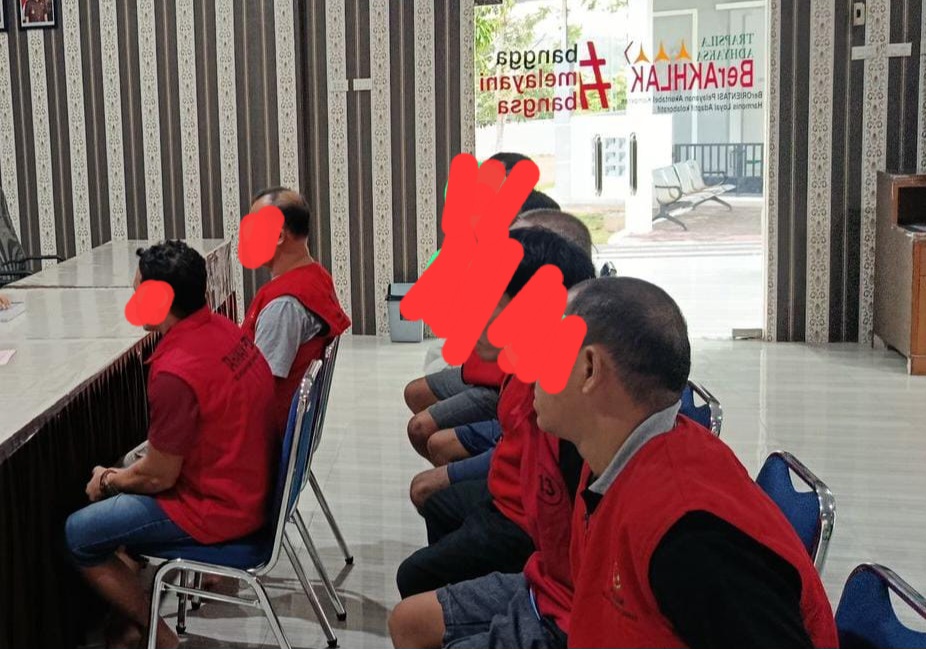 Berkas 8 Tersangka dan Barang Bukti Kasus Penyelundupan 5 Ton Pasir Timah ke Kejaksaan Babar