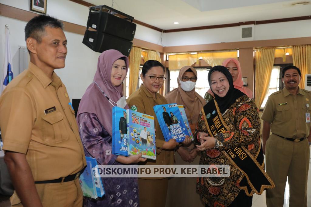 Bunda Paud Kep. Babel Sri Utami Serahkan Buku Menu Makanan Berbahan Ikan dan Buku Senyum Sehat Anak Babel 