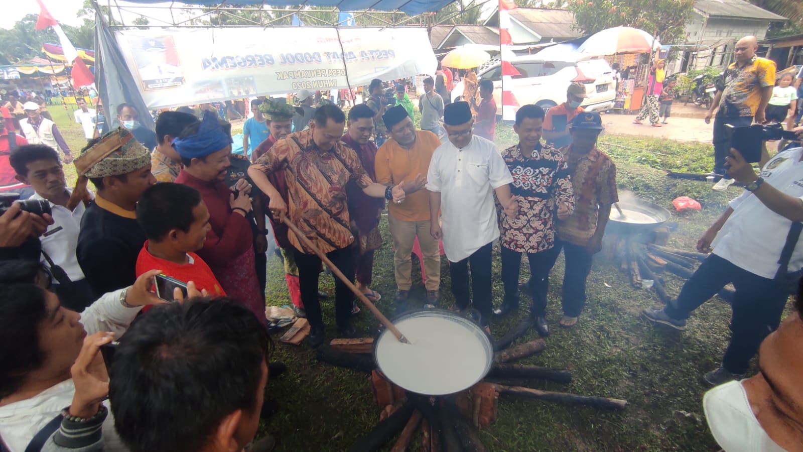 Pesta Adat Dodol Bergema Desa Penyampak, Ini Kata Bong Ming Ming