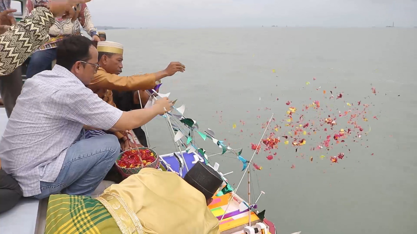 Uniknya Pesta Pantai Batu Belubang, Larungkan Miniatur Kapal