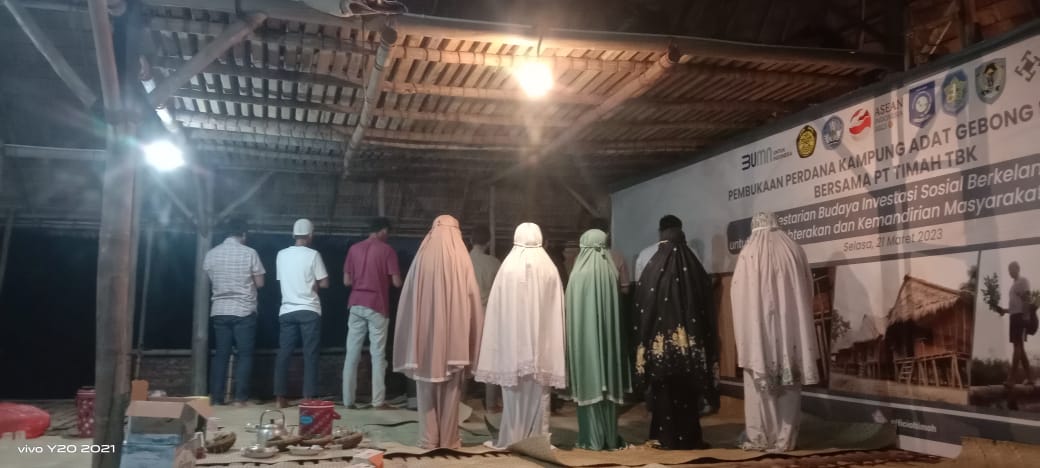 Syahdunya Bukber dan Sholat Maghrib Berjamaah Perdana di Kampung Adat Gebong Memarong Berusia Ratusan Tahun