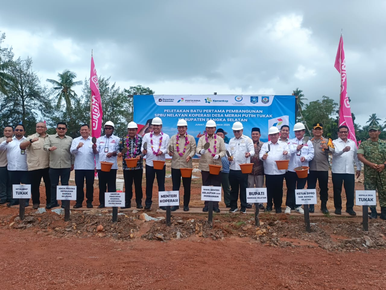 Menkop Ferry Letakkan Batu Pertama SPBUN Koperasi Desa Merah Putih di Bangka Selatan