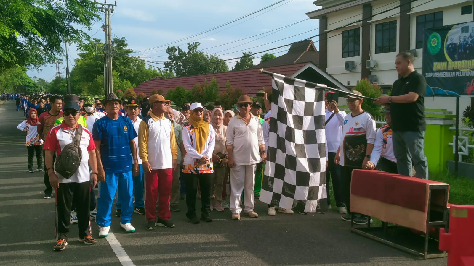 Semarak HUT Ke-41, SMKN 1 Sungailiat Gelar Jalan Sehat Bersama Alumni