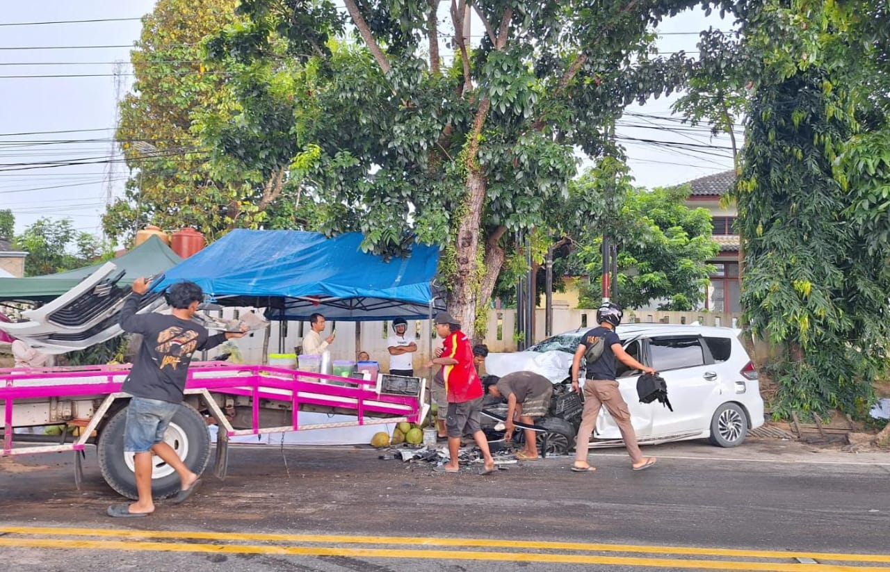 Diduga Oleng, Suzuki Ertiga Tabrak Truk di Jalan Raya Selindung