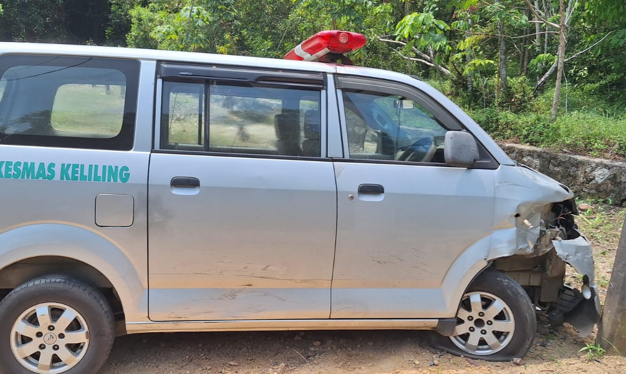 Pecah Ban, Ambulans Bawa Pasien Tabrak Motor di Mentok, Satu Tewas