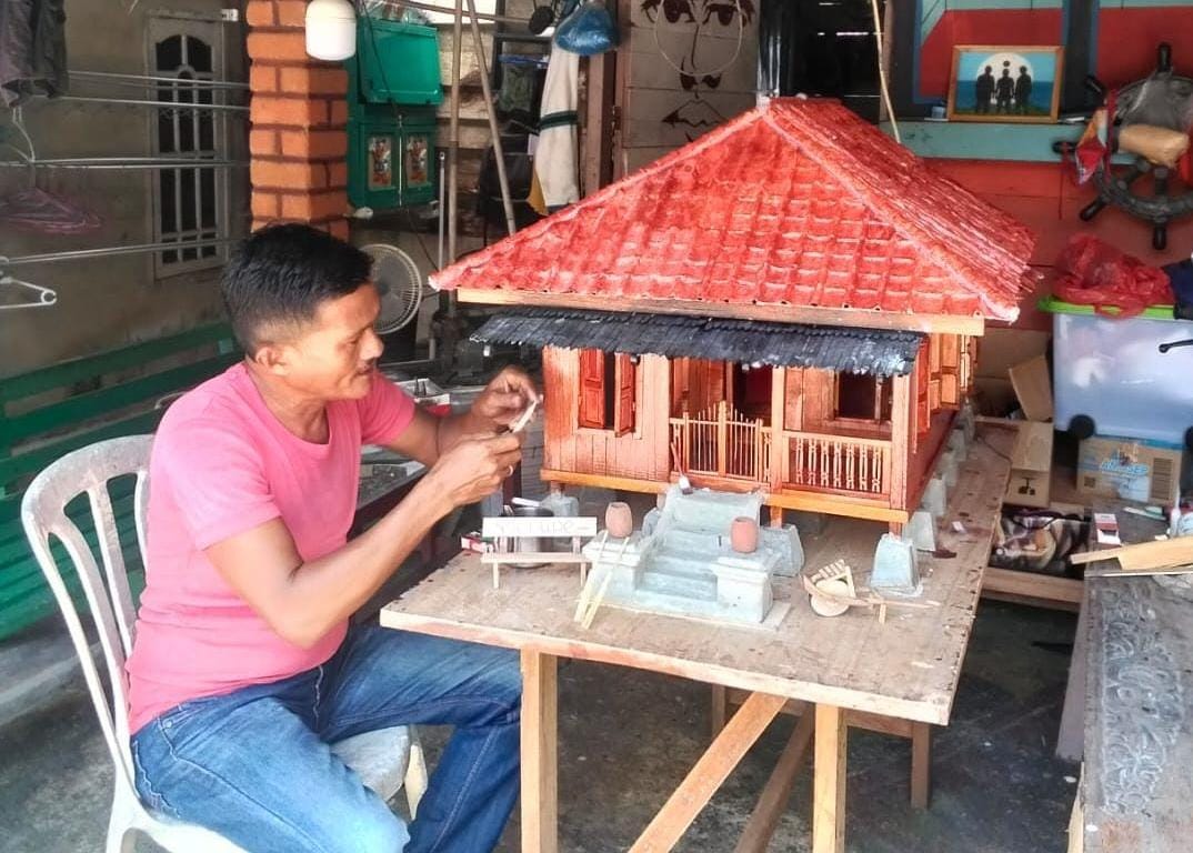 Bukti Kecintaan Budaya Daerah, Seniman Basel Yoelchaidir Buat Miniatur Rumah Adat Pelideh 