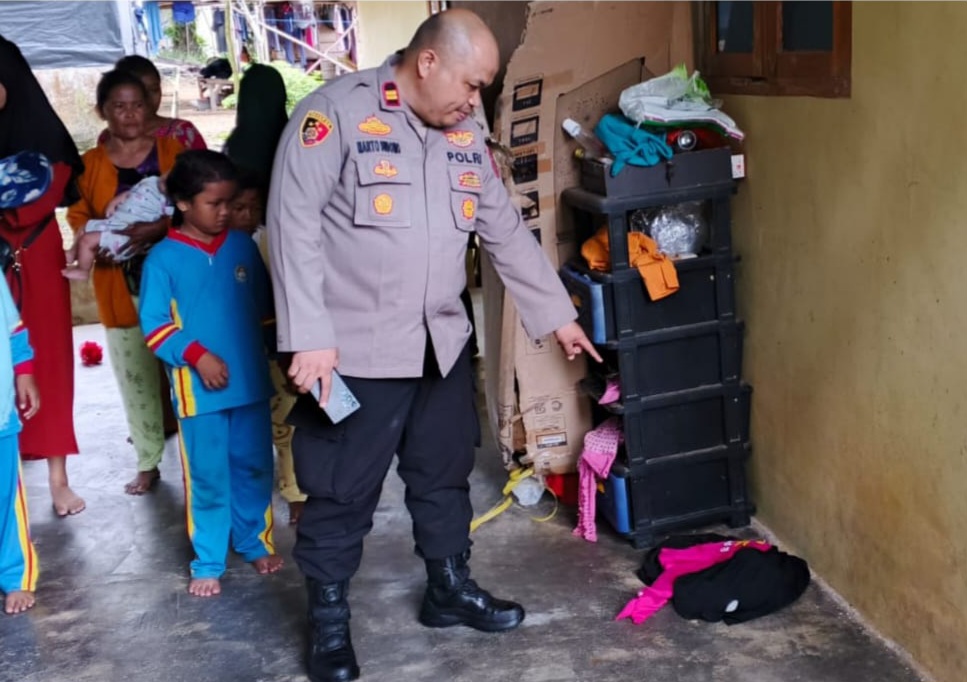 Geger! Bayi Perempuan Ditemukan di Teras Rumah Warga Desa Paku