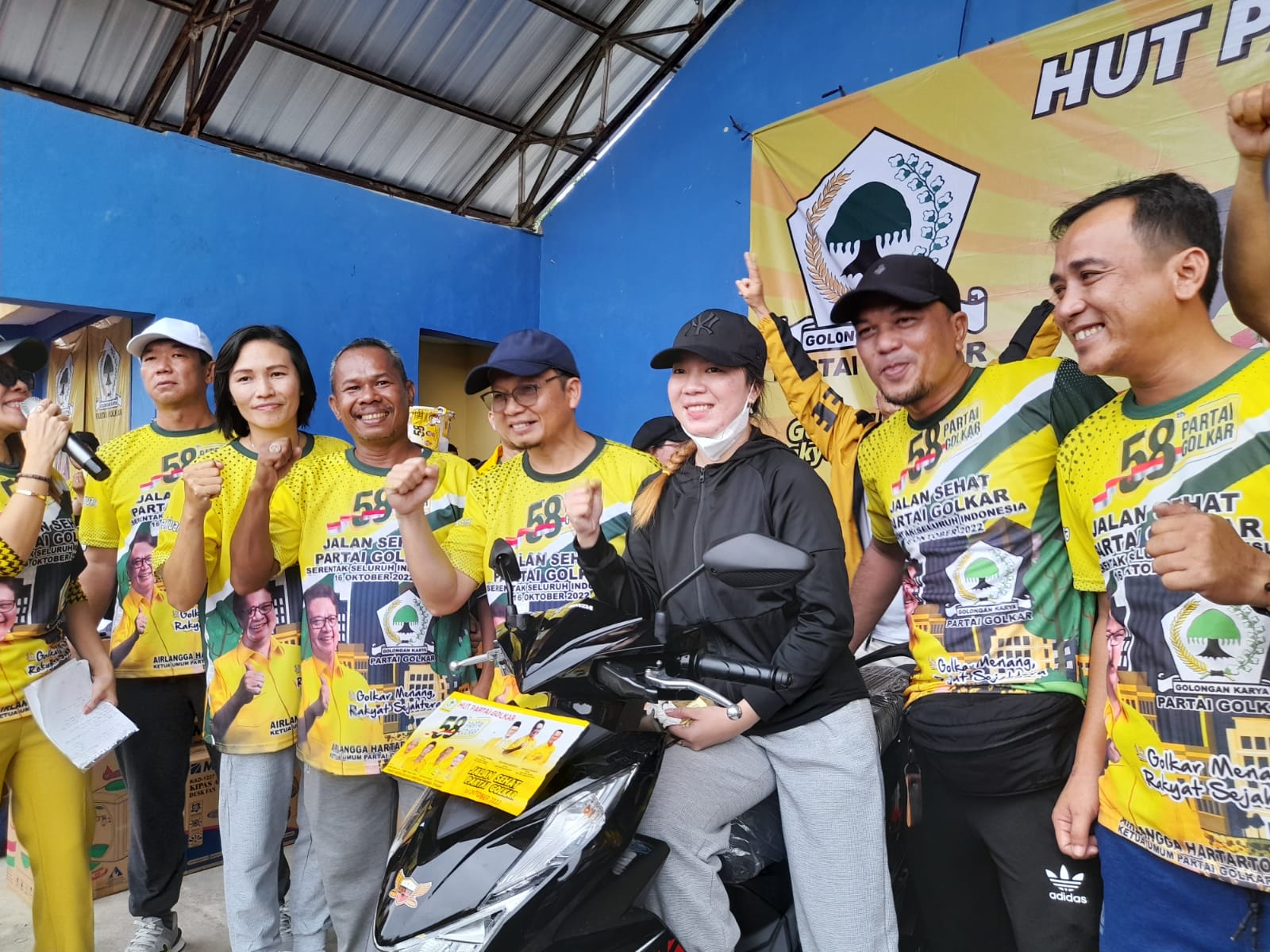 Niat Beli Motor Baru, Serlita Bawa Motor Gratis Lewat Jalan Sehat HUT Golkar ke-58