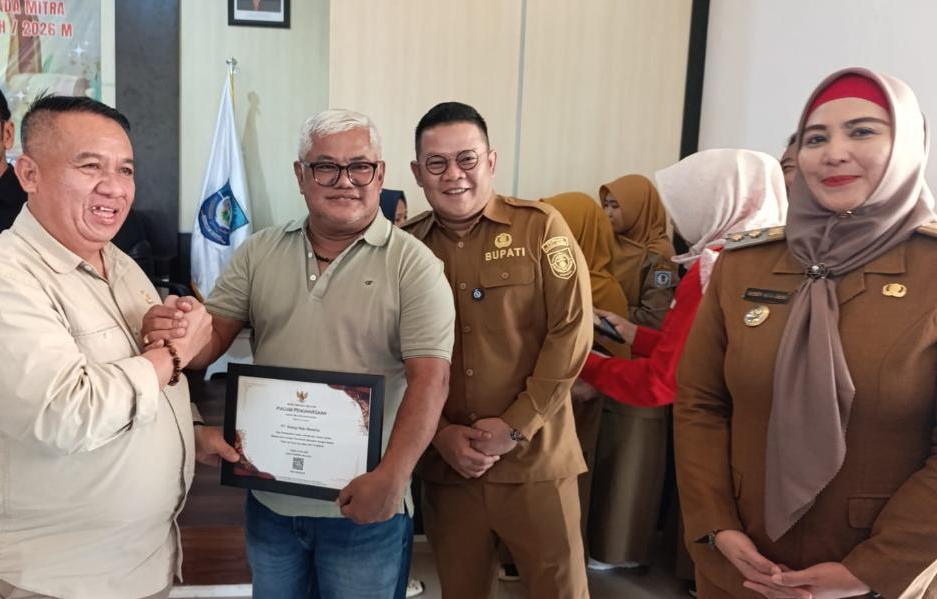 Pemkab Basel Terima 6 Ekor Sapi Kurban dari PT SMB, Senja : Ini Komitmen Sosial 