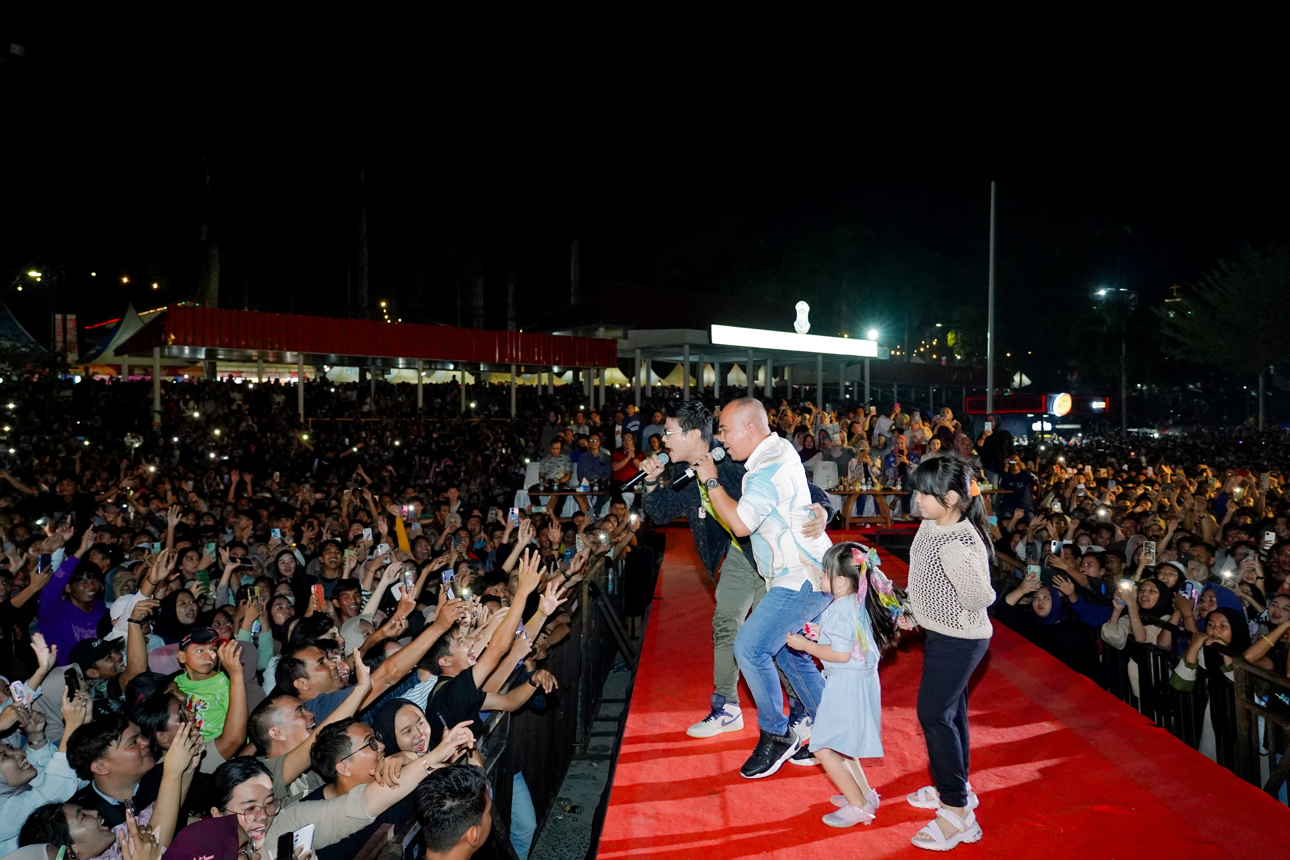 Alun-Alun Taman Merdeka Dibanjiri Lautan Manusia, Konser Babang Tamvan Pecah